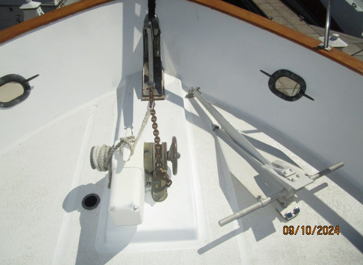 SweetWine anchor windlass1 9-10-24.JPG