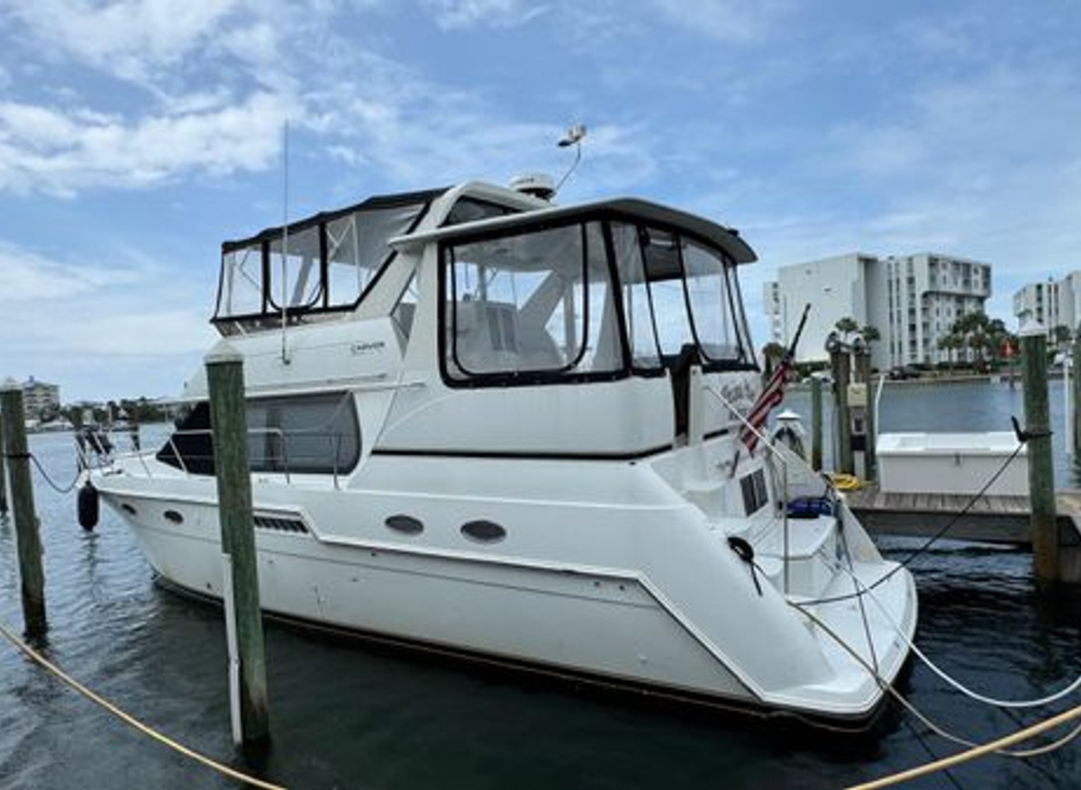 Image of 1999 Carver 406 Aft Cabin Motoryacht